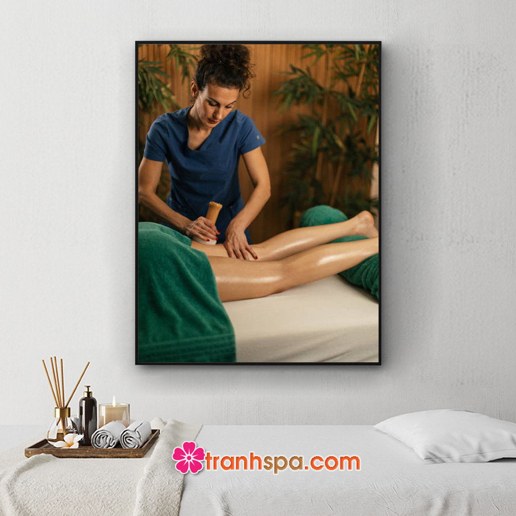 Mẫu tranh spa đẹp khổ dọc hình ảnh nhân viên massage chân