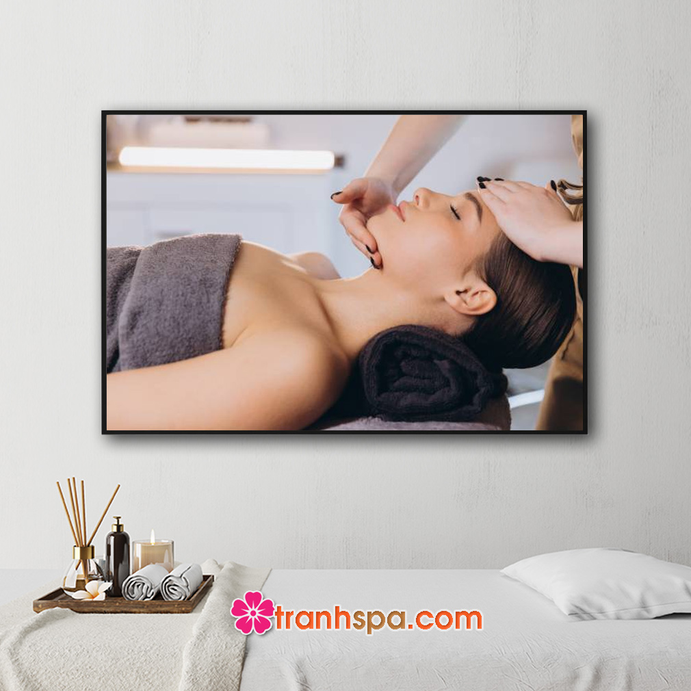 Mẫu tranh spa đẹp hình ảnh cô gái được massage thư giãn vùng đầu