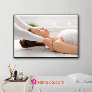 Mẫu tranh spa đẹp hình ảnh nhân viên xoa bóp massage vai gáy cho khách hàng
