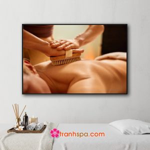 Mẫu tranh spa đẹp hình ảnh dùng bàn chải massage lưng cho khách hàng