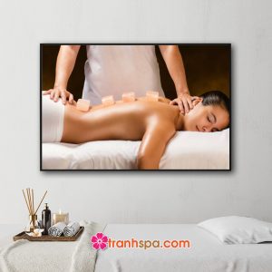 Mẫu tranh spa đẹp hình ảnh nhân viên chườm đá và massage thư giãn cho nữ khách hàng