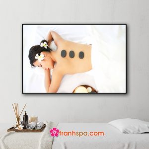 Mẫu tranh spa đẹp hình ảnh cô gái nằm thư giãn chườm đá nóng trên lưng
