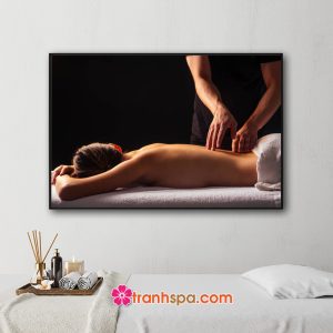 Mẫu tranh spa đẹp hình ảnh nhân viên massage lưng cho nữ khách hàng