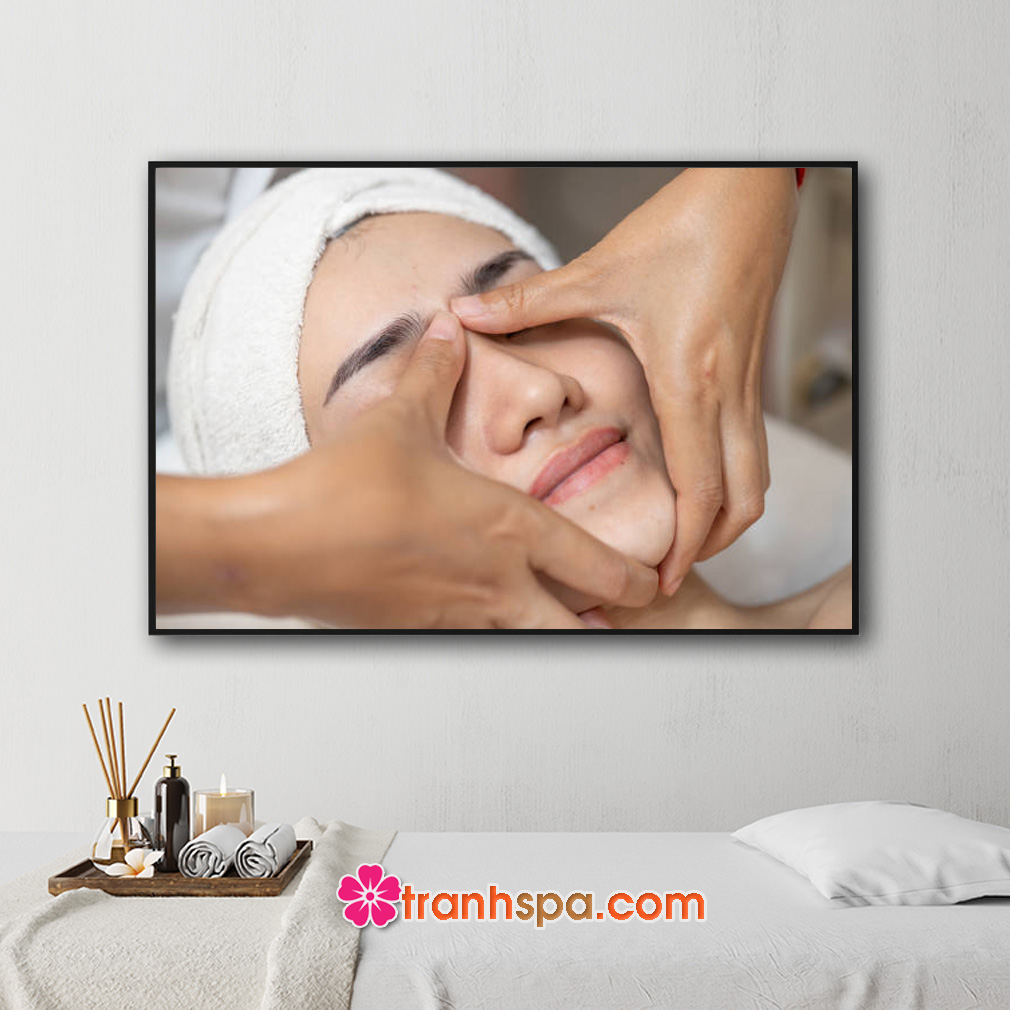 Mẫu tranh spa đẹp hình ảnh massage thư giãn mắt và vùng mặt cho khách hàng