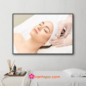Mẫu tranh spa đẹp hình ảnh tiêm filler trên vùng mắt của nữ người mẫu