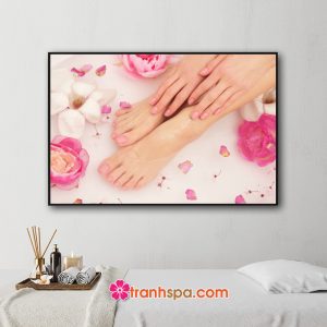 Mẫu tranh treo tiệm nail hình ảnh đôi bàn chân và bàn tay đẹp sơn móng màu hồng