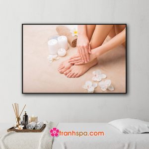 Mẫu tranh treo tiệm nail hình ảnh đôi bàn tay và chân đẹp của cô gái