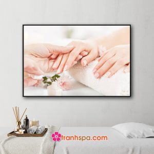 Mẫu tranh treo tiệm nail hình ảnh nhân viên đang sơn móng tay cho khách hàng