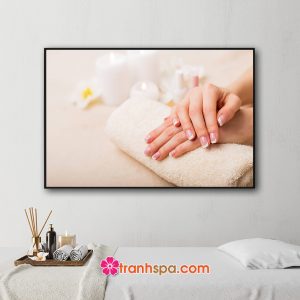 Mẫu tranh treo tiệm nail hình ảnh đôi bàn tay đẹp đặt trên khăn tắm