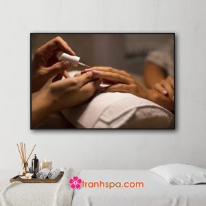 Mẫu tranh treo tiệm nail hình ảnh nhân viên sơn móng tay màu tím nhạt cho khách hàng