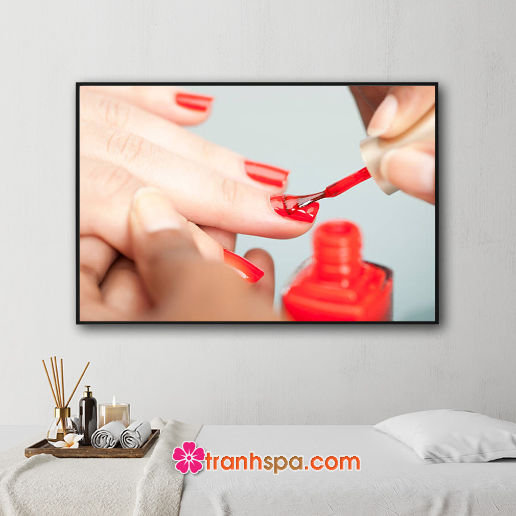Mẫu tranh treo tiệm nail hình ảnh nhân viên đang sơn móng tay màu đỏ tươi cho khách hàng