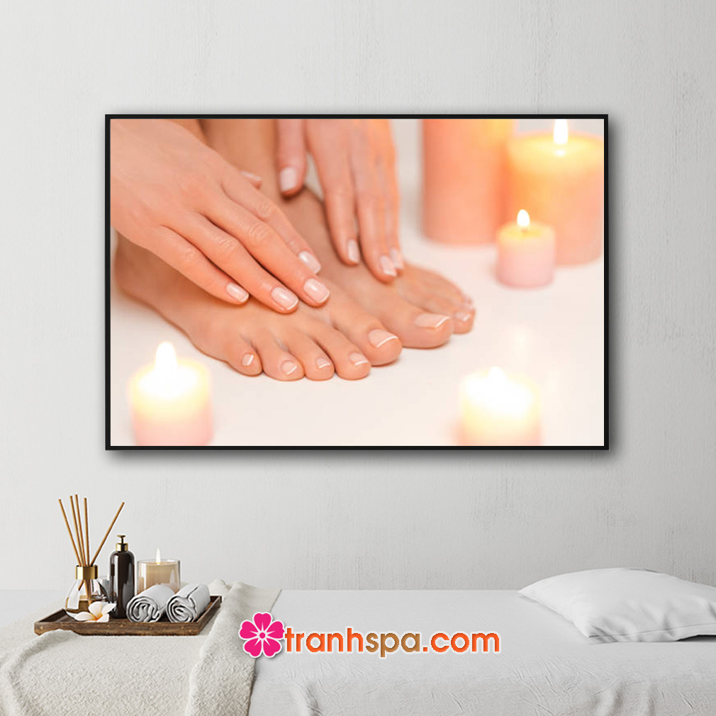 Mẫu tranh treo tiệm nail hình ảnh đôi bàn tay và chân có móng được làm đẹp