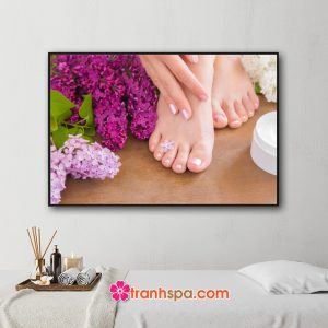 Mẫu tranh treo tiệm nail hình ảnh đôi bàn tay và chân đẹp cùng hoa tử đinh hương
