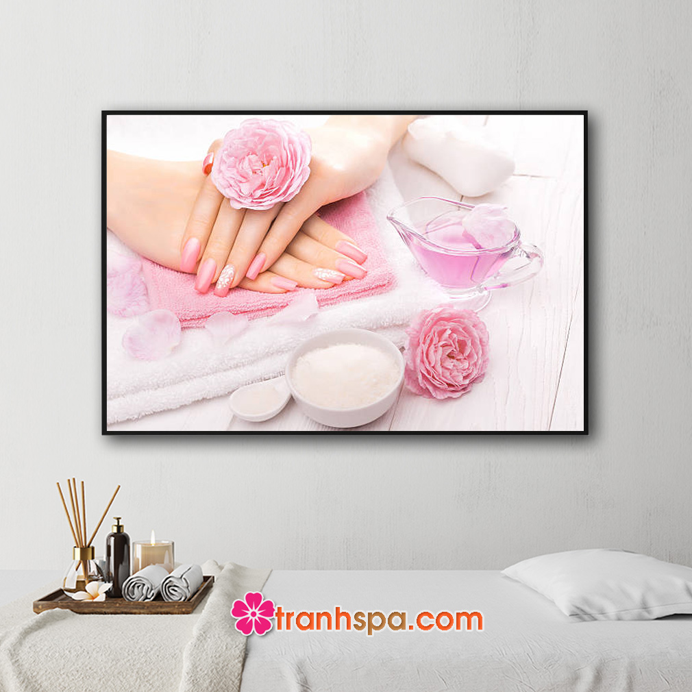 Mẫu tranh treo tiệm nail hình ảnh đôi bàn tay sơn móng đẹp cùng những bông hoa hồng phai