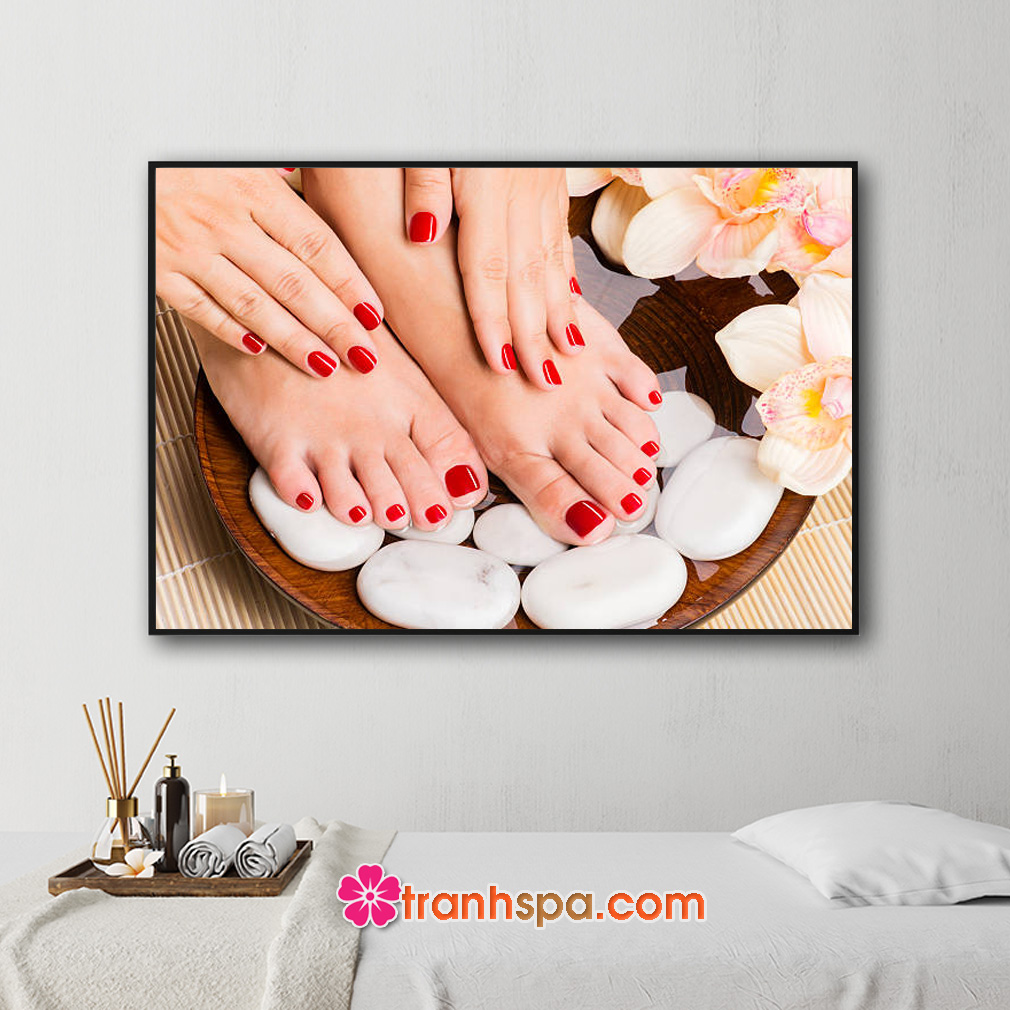 Mẫu tranh treo tiệm nail đôi bàn tay và chân sơn móng màu đỏ đẹp