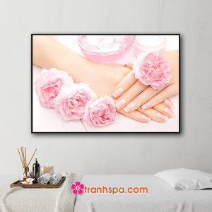Mẫu tranh treo tiệm nail đẹp hình ảnh đôi bàn tay sơn móng màu hồng