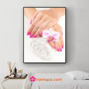Mẫu tranh treo tiệm nail hình ảnh bàn tay sơn móng màu hồng và bông hoa lan