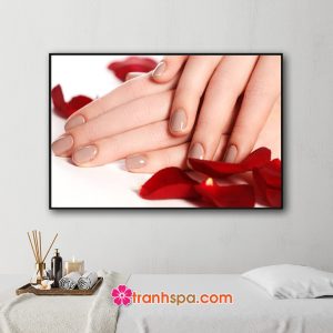Mẫu tranh treo tiệm nail hình ảnh những ngón tay sơn móng đẹp và những cánh hoa hồng đỏ