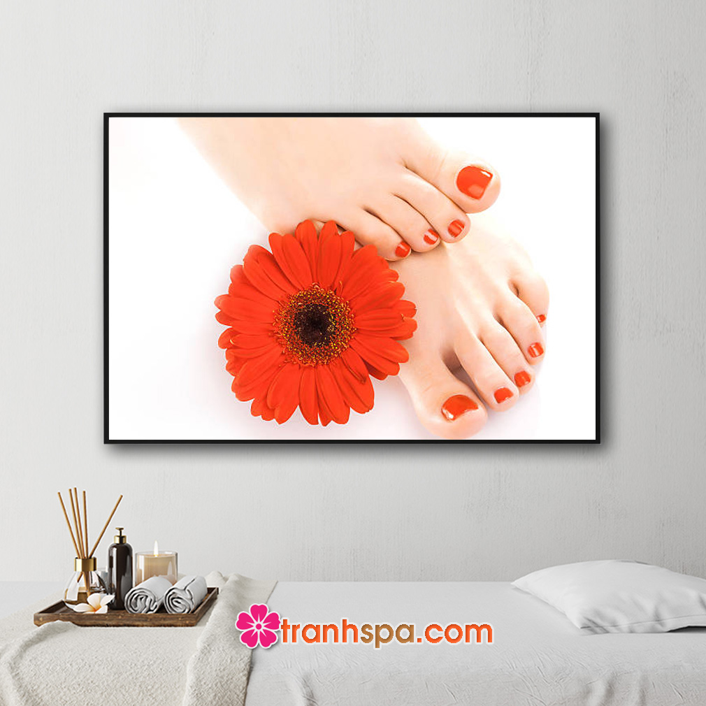 Mẫu tranh treo tiệm nail hình ảnh bông hoa cúc và những móng chân sơn màu cam đẹp
