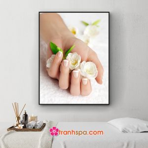 Mẫu tranh treo tiệm nail hình ảnh bàn tay đẹp cầm những bông hoa trắng