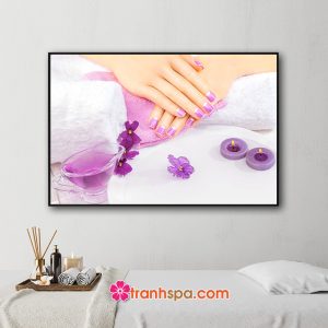 Mẫu tranh treo tiệm nail hình ảnh những ngón tay sơn màu tím đẹp