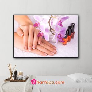 Mẫu tranh treo tiệm nail hình ảnh đôi bàn tay đẹp, hoa lan và những lọ sơn móng