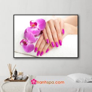 Mẫu tranh treo tiệm nail đẹp hình ảnh móng tay sơn màu đỏ tím cùng màu với hoa lan