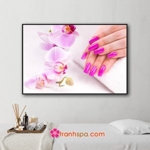 Mẫu tranh treo tiệm nail hình ảnh hoa lan và những móng tay sơn màu tím hồng đẹp