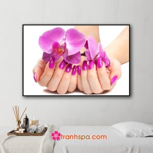 Mẫu tranh treo tiệm nail hình ảnh những ngón tay sơn móng màu tím đỏ và cành hoa lan