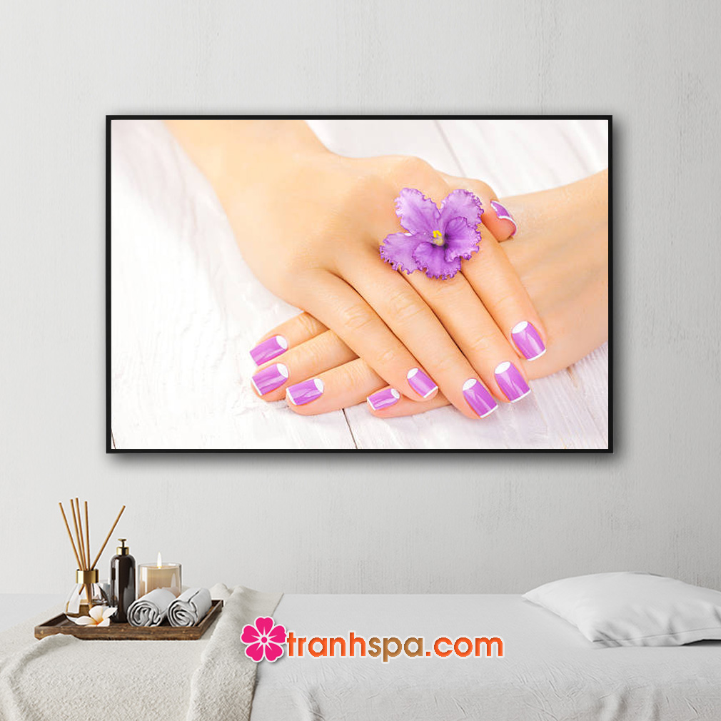 Mẫu tranh treo tiệm nail đẹp hình ảnh bông hoa và những món tay sơn màu tím
