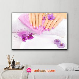 Mẫu tranh treo tiệm nail hình ảnh những ngón tay thon dài sơn móng màu tím bằng lăng