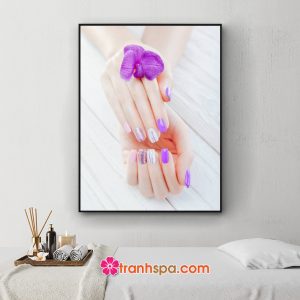Mẫu tranh treo tiệm nail hình ảnh hoa lan tím và những móng tay sơn nhiều màu đẹp