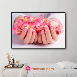 Mẫu tranh treo tiệm nail đôi bàn tay làm móng đẹp cầm những bông hoa cánh hồng