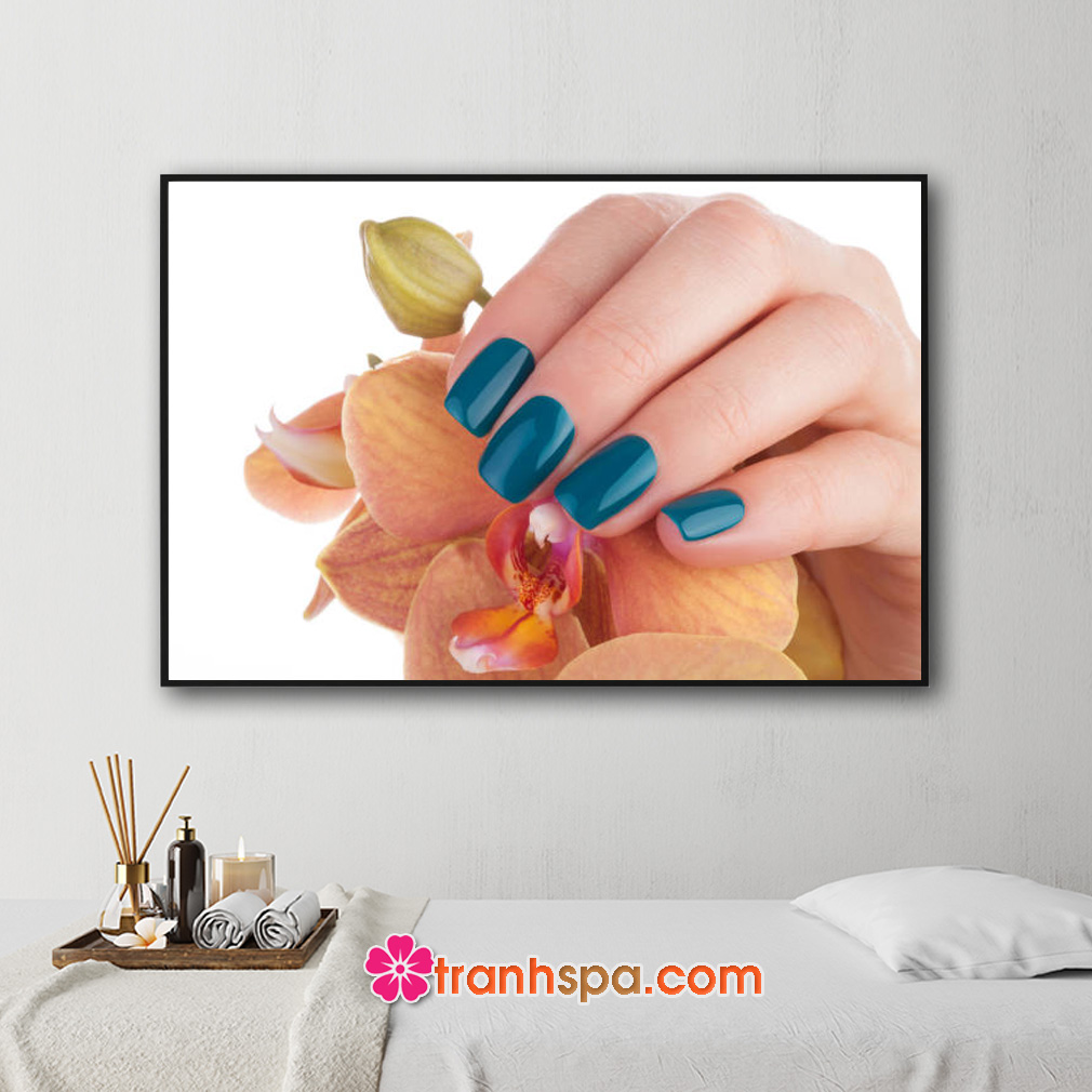 Mẫu tranh treo tiệm nail hình ảnh những ngón tay đẹp sơn móng màu xanh ngọc
