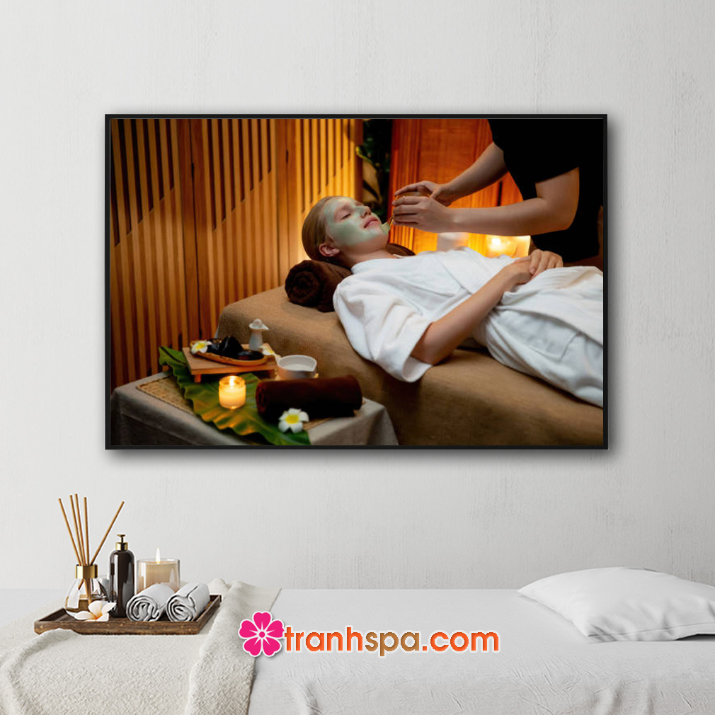 Mẫu tranh trang trí spa đep hình ảnh khách hàng nữ nằm đắp mặt nạ chăm sóc da trong tiệm spa
