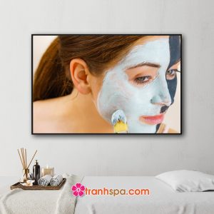 Mẫu tranh trang trí spa đep hình ảnh cô gái đắp mặt nạ với hai màu khác nhau
