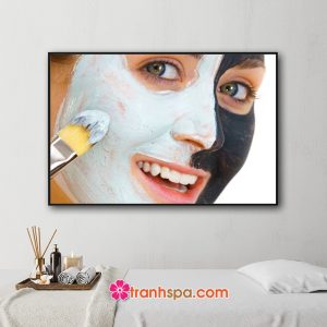 Mẫu tranh trang trí spa đẹp hình ảnh nữ người mẫu đắp mặt nạ hai màu nổi bật