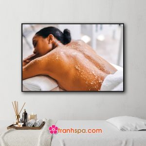 Mẫu tranh trang trí spa đẹp hình ảnh khách hàng nữ chăm sóc da lưng trong tiệm spa