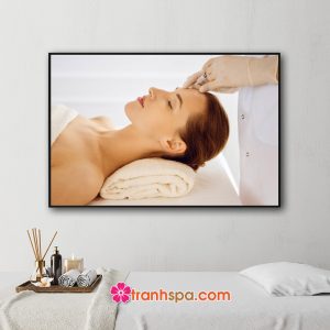 Mẫu tranh trang trí spa đẹp hình ảnh nhân viên đang tiêm filler làm đẹp cho khách hàng nữ