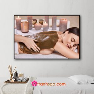 Mẫu tranh trang trí spa đẹp hình ảnh đắp bùn thư giãn và làm đẹp da cho khách hàng nữ