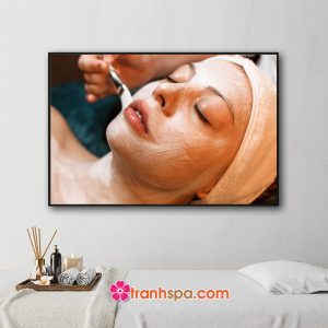 Mẫu tranh trang trí spa đẹp hình ảnh nhân viên bôi kem chăm sóc làm đẹp da mặt cho khách hàng