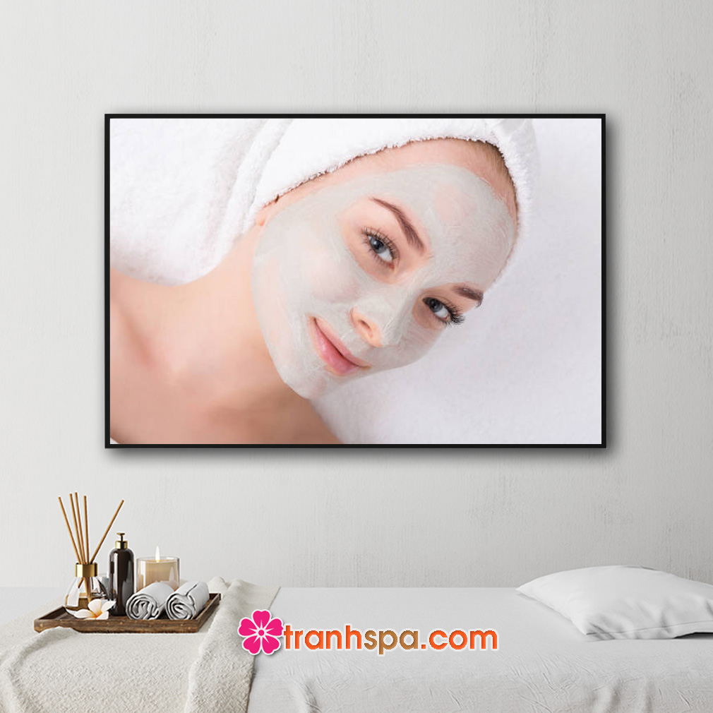 Mẫu tranh trang trí spa đẹp hình ảnh nữ khách hàng được đắp mặt nạ chăm sóc da