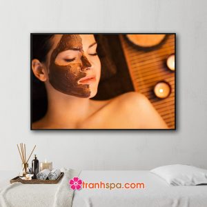 Mẫu tranh trang trí spa đẹp hình ảnh một nửa khuôn mặt của nữ khách hàng được đắp mặt nạ chăm sóc da
