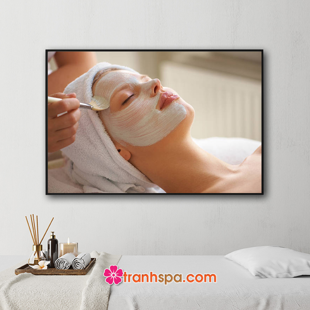 Mẫu tranh treo spa đẹp hình ảnh nữ người mẫu đang nằm thư giãn để nhân viên đắp mặt nạ chăm sóc da làm đẹp