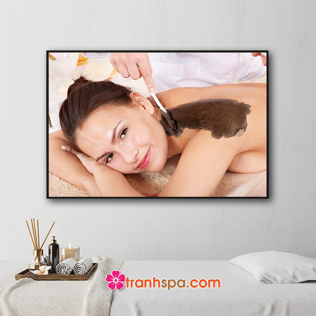 Mẫu tranh treo spa đẹp hình ảnh nữ khách hàng xinh đẹp đang được nhân viên bôi bùn dưỡng da trên vai và lưng