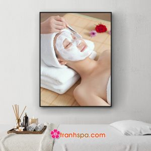 Mẫu tranh treo spa đẹp hình ảnh nhân viên thẩm mỹ viện đang đắp mặt nạ chăm sóc da mặt cho cô gái