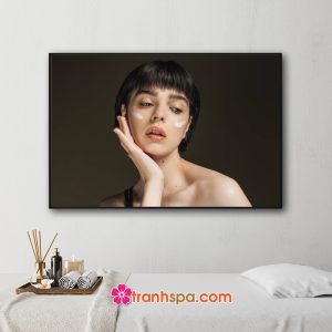 Mẫu tranh trang trí spa hình ảnh cô gái đẹp tạo dáng với hai vết kem bôi trên mặt