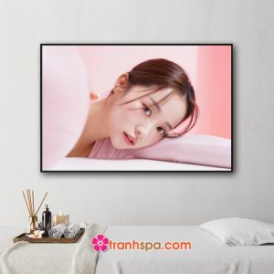 Mẫu tranh trang trí spa hình ảnh cô gái đẹp tạo dáng trong không gian màu hồng