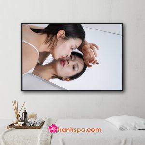 Mẫu tranh trang trí spa hình ảnh cô gái đẹp tạo dáng với gương