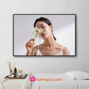 Mẫu tranh trang trí spa hình ảnh cô gái đẹp tạo dáng với bông hoa